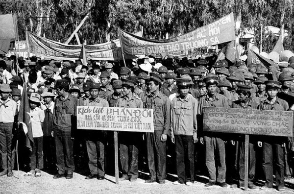 Sau trận hải chiến Gạc Ma, chúng ta đã có nhiều buổi lễ truy điệu 64 liệt sĩ hy sinh anh dũng trong trận chiến này. Trong ảnh là lễ truy điệu ở Cam Ranh, Khánh Hòa. Sau trận hải chiến Gạc Ma, chúng ta đã có nhiều buổi lễ truy điệu 64 liệt sĩ hy sinh anh dũng trong trận chiến này. Trong ảnh là lễ truy điệu ở Cam Ranh, Khánh Hòa. - Sputnik Việt Nam
