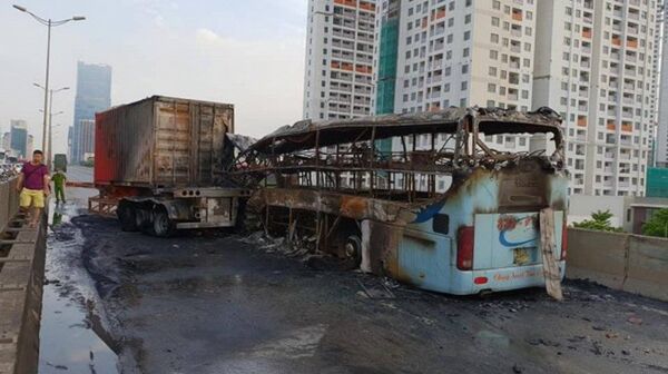 Xe khách bị thiêu rụi hoàn toàn, trơ khung sắt. Xe khách bị thiêu rụi hoàn toàn, trơ khung sắt. - Sputnik Việt Nam