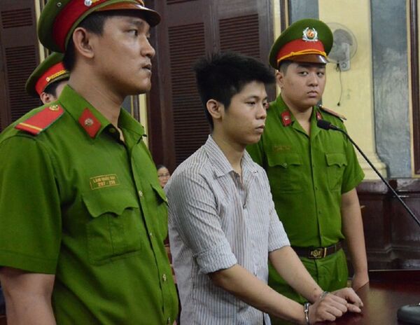 Bị cáo Nguyễn Hữu Tình sau khi nghe tuyên án tử Bị cáo Nguyễn Hữu Tình sau khi nghe tuyên án tử - Sputnik Việt Nam