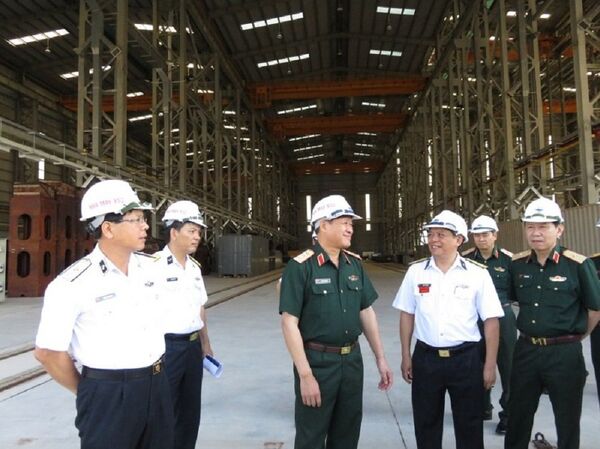 Thượng tướng Bế Xuân Trường thăm, kiểm tra nhà xưởng sửa chữa tàu mặt nước của Nhà máy - Sputnik Việt Nam