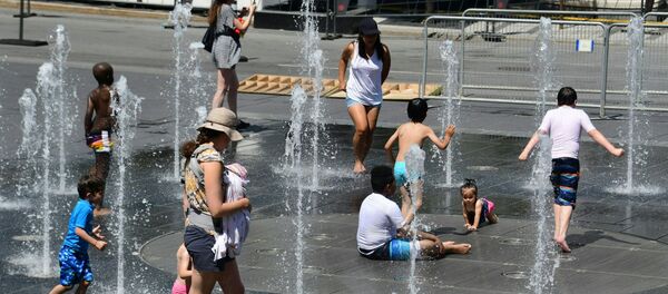 Жители Канады спасаются от жары в фонтанах Монреаля - Sputnik Việt Nam
