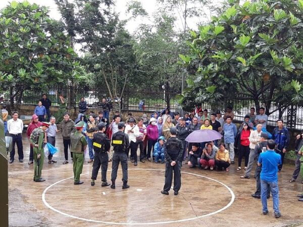 Người dân đội mưa theo dõi phiên xét xử qua loa - Sputnik Việt Nam