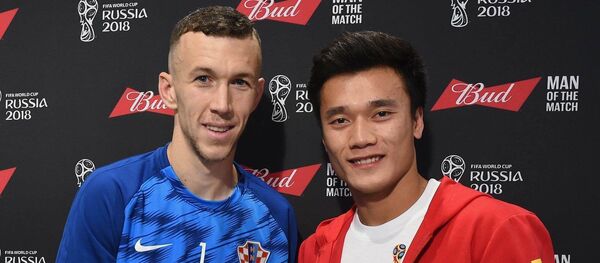 Bùi Tiến Dũng có vinh dự trao giải thưởng cá nhân cho Ivan Perisic Bùi Tiến Dũng có vinh dự trao giải thưởng cá nhân cho Ivan Perisic - Sputnik Việt Nam