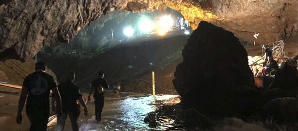 Việc bắt đầu hoạt động đưa các trẻ em ra khỏi hang ngập ở Thái Lan - Sputnik Việt Nam