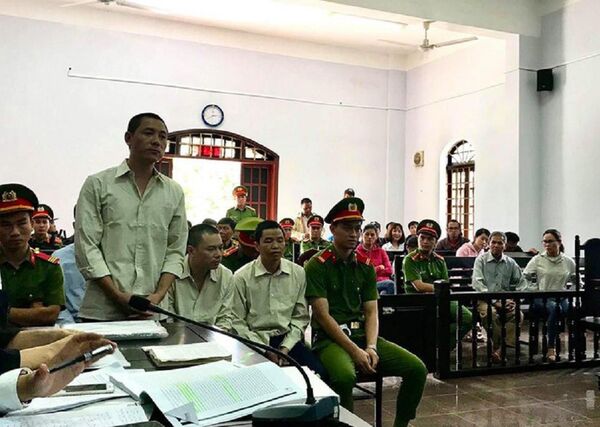 Các bị cáo tại phiên tòa xử phúc thẩm vụ nổ súng vào rạng sáng 23-10-2016 khiến 3 người chết, 13 người bị thương tại tiểu khu 1535 xã Quảng Trực, huyện Tuy Đức, tỉnh Đắk Nông. Các bị cáo tại phiên tòa xử phúc thẩm vụ nổ súng vào rạng sáng 23-10-2016 khiến 3 người chết, 13 người bị thương tại tiểu khu 1535 xã Quảng Trực, huyện Tuy Đức, tỉnh Đắk Nông. - Sputnik Việt Nam