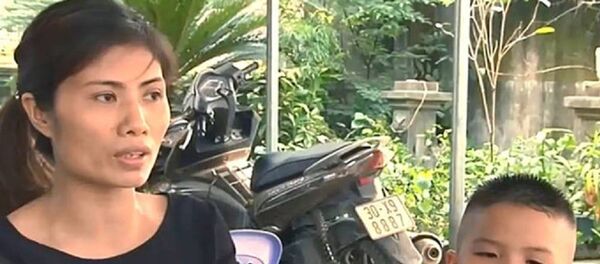 Chị Hương bên con trai Đoàn Nhật Minh (SN 2012) - Sputnik Việt Nam