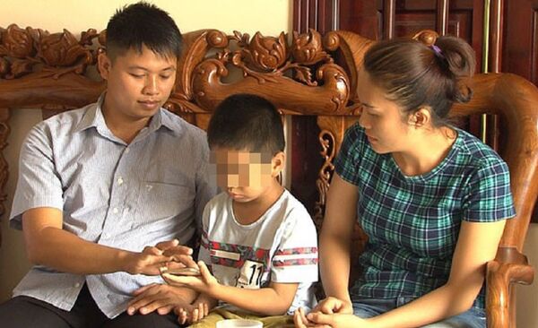 Anh Sơn và chị Hiền nuôi dưỡng bé trai này đã 6 năm nay. - Sputnik Việt Nam