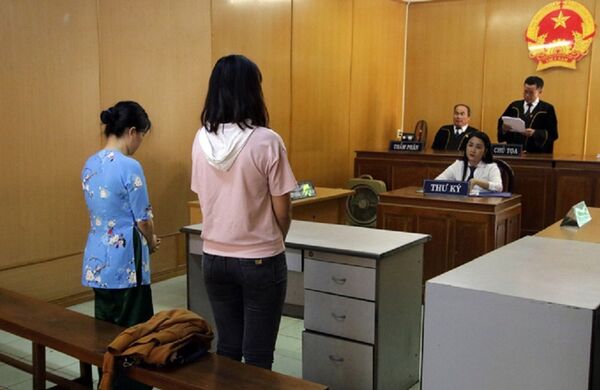 Hai bị cáo Nguyễn Thị Diễm Trinh và Nguyễn Thị Thúy Vân nghe tòa tuyên án. Hai bị cáo Nguyễn Thị Diễm Trinh và Nguyễn Thị Thúy Vân nghe tòa tuyên án. - Sputnik Việt Nam