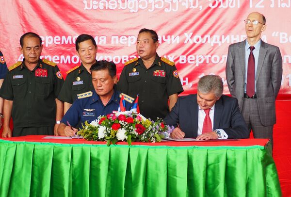 Đoàn đại biểu của công ty Trực thăng Nga hội đàm với Bộ Quốc phòng Lào - Sputnik Việt Nam