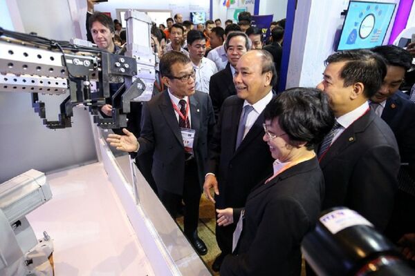 Thủ tướng Nguyễn Xuân Phúc tham quan các gian trưng bày tại triển lãm Thủ tướng Nguyễn Xuân Phúc tham quan các gian trưng bày tại triển lãm - Sputnik Việt Nam