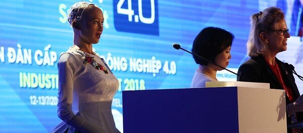 Robot Sophia phát biểu tại Diễn đàn cấp cao và Triển lãm quốc tế về Công nghiệp 4.0. - Sputnik Việt Nam
