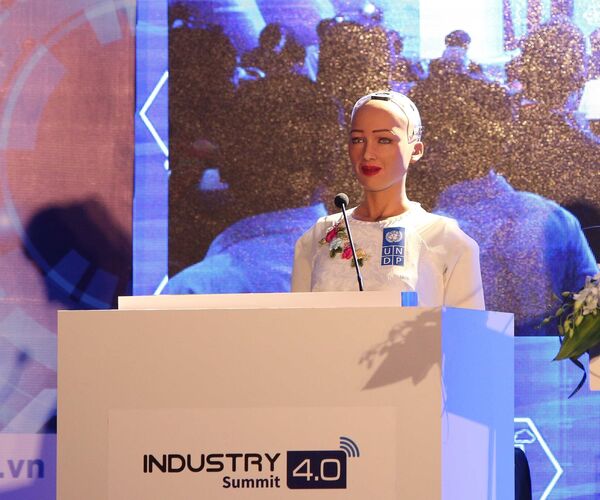 Robot Sophia phát biểu tại Diễn đàn cấp cao và Triển lãm quốc tế về Công nghiệp 4.0. Robot Sophia phát biểu tại Diễn đàn cấp cao và Triển lãm quốc tế về Công nghiệp 4.0. - Sputnik Việt Nam