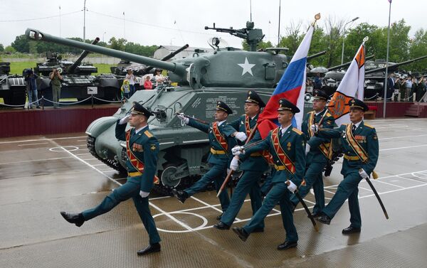 Quân nhân Primorye phục chế xe tăng Sherman thời Chiến tranh Vệ quốc Vĩ đại - Sputnik Việt Nam