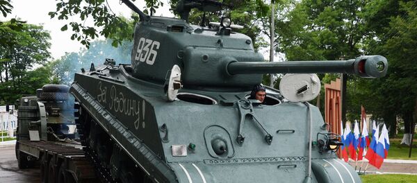 Quân nhân Primorye phục chế xe tăng Sherman thời Chiến tranh Vệ quốc Vĩ đại - Sputnik Việt Nam