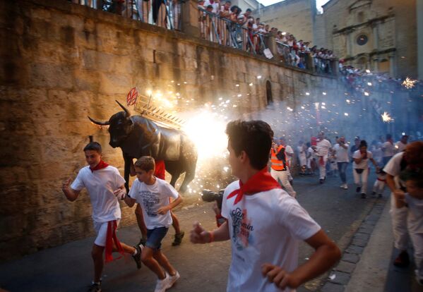 Những người tham gia fertival San Fermin ở Pamplona, Tây Ban Nha - Sputnik Việt Nam