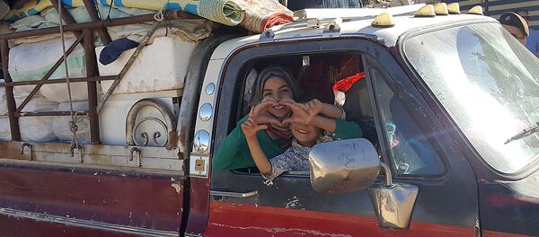 Сирийцы покидают лагерь беженцев близ города Арсаль к востоку от Лабвеха Сирийцы покидают лагерь беженцев близ города Арсаль к востоку от Лабвеха - Sputnik Việt Nam