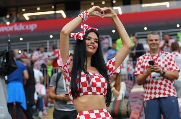 Nữ CĐV đội Croatia trước trận đấu bán kết của World Cup giữa các đội tuyển quốc gia Croatia và Anh - Sputnik Việt Nam