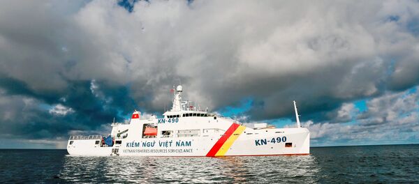 Tàu Kiểm ngư- 490 hiên ngang giữa biển khơi. - Sputnik Việt Nam