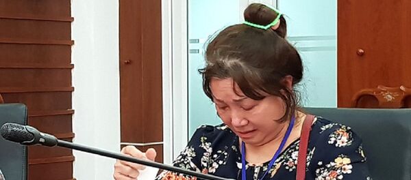 Người phụ nữ dành cả tuổi thanh xuân đi đòi đất nghẹn ngào nhắc lại những nỗi cay đắng, tủi nhục. - Sputnik Việt Nam