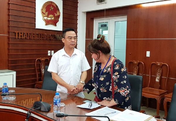 Ông Nguyễn Hồng Điệp, Trưởng Ban tiếp công dân Trung ương chia sẻ với những nỗi gian khó, uất ức của bà Phượng phải trải qua suốt 40 năm. - Sputnik Việt Nam