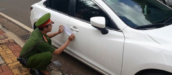 CSGT niêm phong xe vi phạm - Sputnik Việt Nam