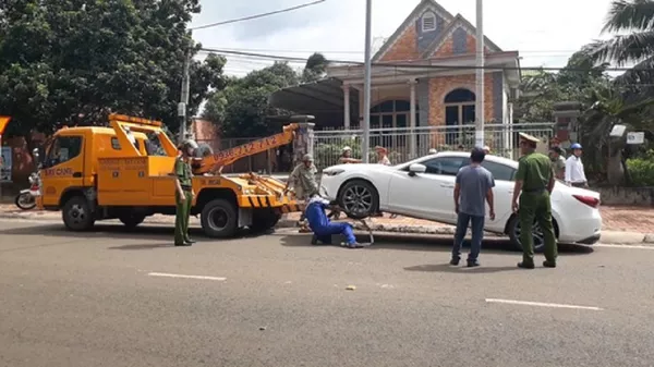 Lực lượng tuần tra đưa xe cẩu đến để đưa xe vi phạm về trụ sở