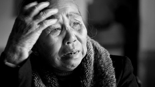 “Mệ đau, nhưng gần 30 năm, mệ cũng hết đau rồi. Chỉ thương hắn xin đi lính thay anh trai là Phạm Hữu Cành, để anh hắn ở nhà giúp cha mẹ làm lụng nuôi các em. Hắn đi, mà giấy báo tử về vẫn đề tên anh hắn”, bà Võ Thị Á, mẹ liệt sỹ Phạm Hữu Tý, Phong Thủy, Lệ Thủy, Quảng Bình chia sẻ về con trai của mình. - Sputnik Việt Nam