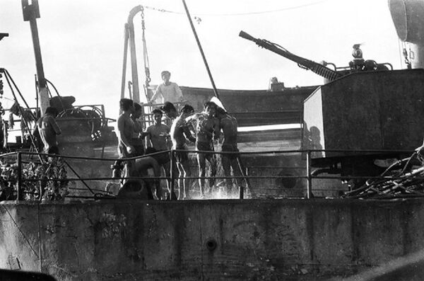 Bộ đội tàu HQ-505 trực bảo vệ chủ quyền trên đảo Cô Lin sang tàu HQ-861 tắm giặt khi tàu này chở thủ trưởng Bộ Tư lệnh Hải quân ra thăm, tháng 7.1988 - Sputnik Việt Nam