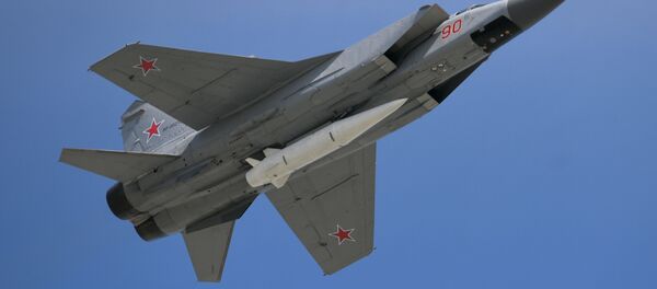 Máy bay đánh chặn MiG-31K cùng tên lửa siêu thanh Kinzhal - Sputnik Việt Nam