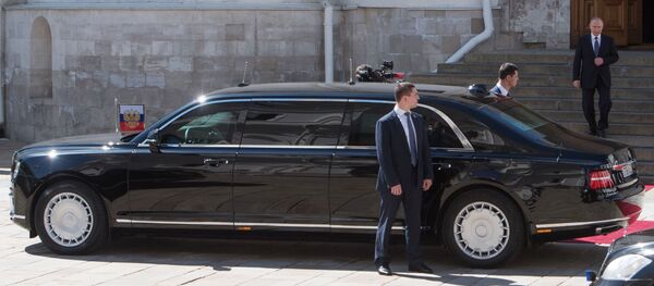 Президент РФ Владимир Путин спускается по лестнице Благовещенского собора к автомобилю Aurus кортежа президента РФ Президент РФ Владимир Путин спускается по лестнице Благовещенского собора к автомобилю Aurus кортежа президента РФ - Sputnik Việt Nam