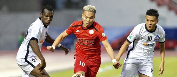 Pha đi bóng của Phi Sơn (10,TP.Hồ Chí Minh) qua hàng hậu vệ đội SHB Đà Nẵng. Pha đi bóng của Phi Sơn (10,TP.Hồ Chí Minh) qua hàng hậu vệ đội SHB Đà Nẵng. - Sputnik Việt Nam