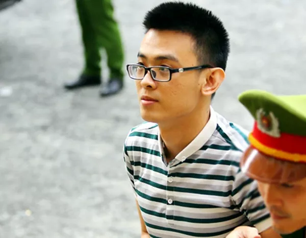 Đặng Hoàng Thiện (25 tuổi) làm theo lời ông Quân - chủ mưu đặt bom xăng tại sân bay Tân Sơn Nhất. Đặng Hoàng Thiện (25 tuổi) làm theo lời ông Quân - chủ mưu đặt bom xăng tại sân bay Tân Sơn Nhất. - Sputnik Việt Nam