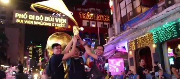 Hướng về World Cup tại Nga: Cúp vàng khổng lồ khuấy động phố Tây Sài Gòn - Sputnik Việt Nam