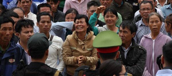 Người thân Đặng Văn Hiến quỳ khóc trước toà. - Sputnik Việt Nam