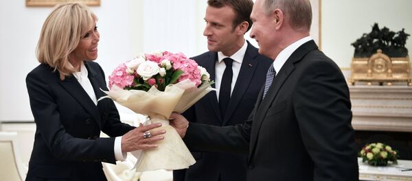 Tổng thống Nga Vladimir Putin trao tặng đệ nhất phu nhân Pháp - bà Brigitte Macron – một bó hoa - Sputnik Việt Nam