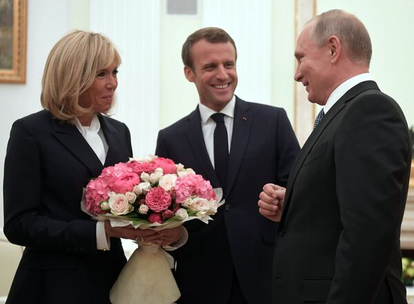 Tổng thống Nga Vladimir Putin trao tặng đệ nhất phu nhân Pháp - bà Brigitte Macron – một bó hoa  - Sputnik Việt Nam