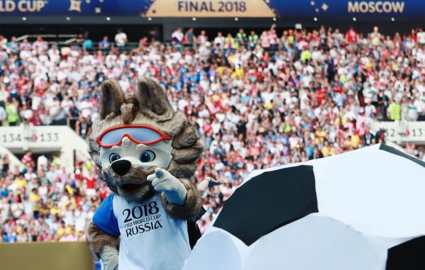 Linh vật Sói Zabivaka tại lễ bế mạc World Cup 2018 - Sputnik Việt Nam