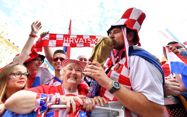 Fan bóng đá trước khi trận đấu chung kết của FIFA World Cup giữa đội tuyển Pháp và đội tuyển Croatia - Sputnik Việt Nam