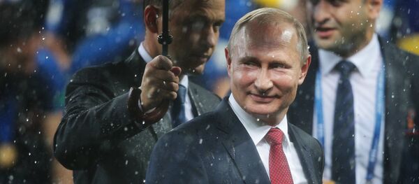 Tổng thống Nga Vladimir Putin trong khi lễ long trọng trao giải thưởng cho các cầu thủ của World Cup 2018 - Sputnik Việt Nam