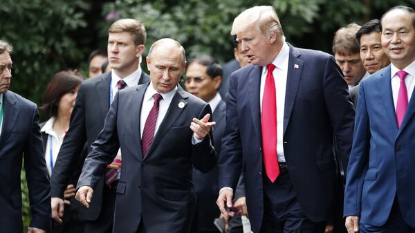 U.S. President Donald Trump, center right, and Russia's President Vladimir Putin, center left, talk during the family photo session at the APEC Summit in Danang, Saturday, Nov. 11, 2017 - Sputnik Việt Nam