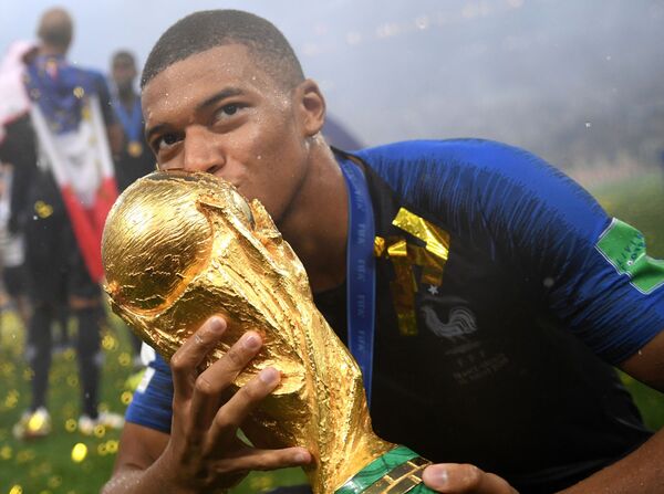 Danh hiệu cầu thủ trẻ xuất sắc nhất Giải được trao cho tiền đạo 19 tuổi đội Pháp Kylian Mbappé. Danh hiệu cầu thủ trẻ xuất sắc nhất Giải được trao cho tiền đạo 19 tuổi đội Pháp Kylian Mbappé. - Sputnik Việt Nam