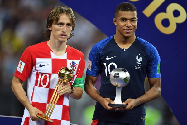 Tiền vệ đội tuyển quốc gia Croatia, Luka Modrić và tiền đạo đội Pháp Kylian Mbappé. - Sputnik Việt Nam