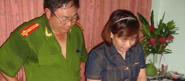 “Trùm” Oanh (phải)bị bắt tại khách sạn cùng tang vật. - Sputnik Việt Nam