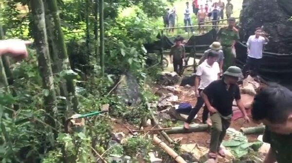 Các lực lượng chức năng, chính quyền đến tận nơi để thẩm tra nhưng đến nay vẫn chưa thấy tung tích gì của kho báu ở hang Bò Hống Các lực lượng chức năng, chính quyền đến tận nơi để thẩm tra nhưng đến nay vẫn chưa thấy tung tích gì của kho báu ở hang Bò Hống - Sputnik Việt Nam