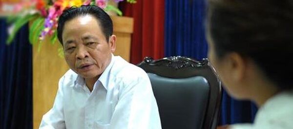 Giám đốc Sở GD-ĐT Hà Giang Vũ Văn Sử (sắp về hưu) trả lời phóng viên Báo Tiền Phong về nghi vấn điểm thi cao bất thường của thí sinh Hà Giang - Sputnik Việt Nam