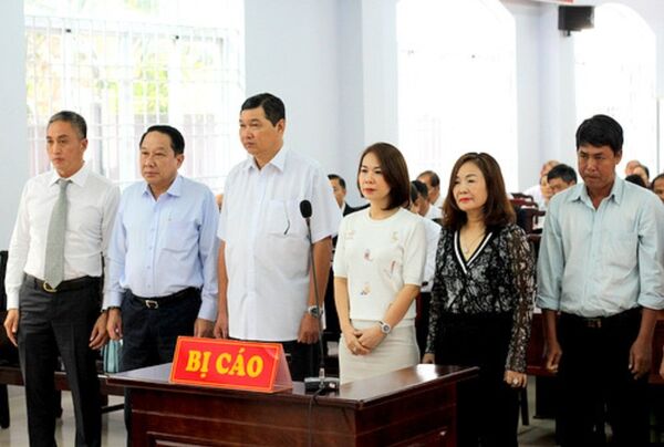 Ông Bình (thứ 2 bên trái) cùng các bị cáo tại phiên tòa. - Sputnik Việt Nam