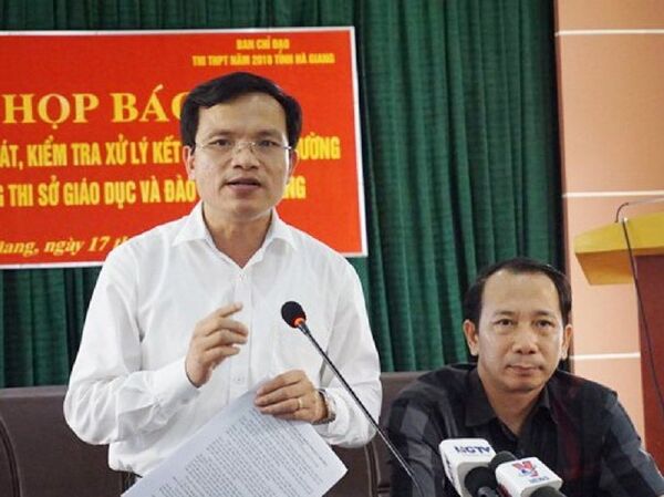 Ông Mai Văn Trinh (trái) - Cục trưởng Cục Quản lý chất lượng (Bộ GD&ĐT) - thông tin về sai phạm của vụ điểm thi Hà Giang - Sputnik Việt Nam