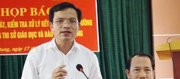 Ông Mai Văn Trinh (trái) - Cục trưởng Cục Quản lý chất lượng (Bộ GD&ĐT) - thông tin về sai phạm của vụ điểm thi Hà Giang Ông Mai Văn Trinh (trái) - Cục trưởng Cục Quản lý chất lượng (Bộ GD&ĐT) - thông tin về sai phạm của vụ điểm thi Hà Giang - Sputnik Việt Nam