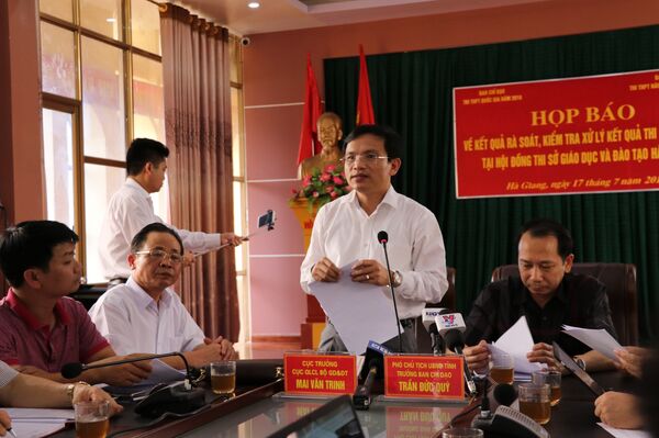 Ông Mai Văn Trinh, Cục trưởng Cục Quản lý chất lượng, Bộ GD và ĐT thông tin cho báo chí tại buổi họp báo.  - Sputnik Việt Nam