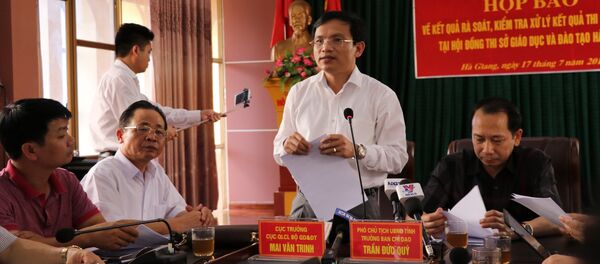 Ông Mai Văn Trinh, Cục trưởng Cục Quản lý chất lượng, Bộ GD và ĐT thông tin cho báo chí tại buổi họp báo. - Sputnik Việt Nam